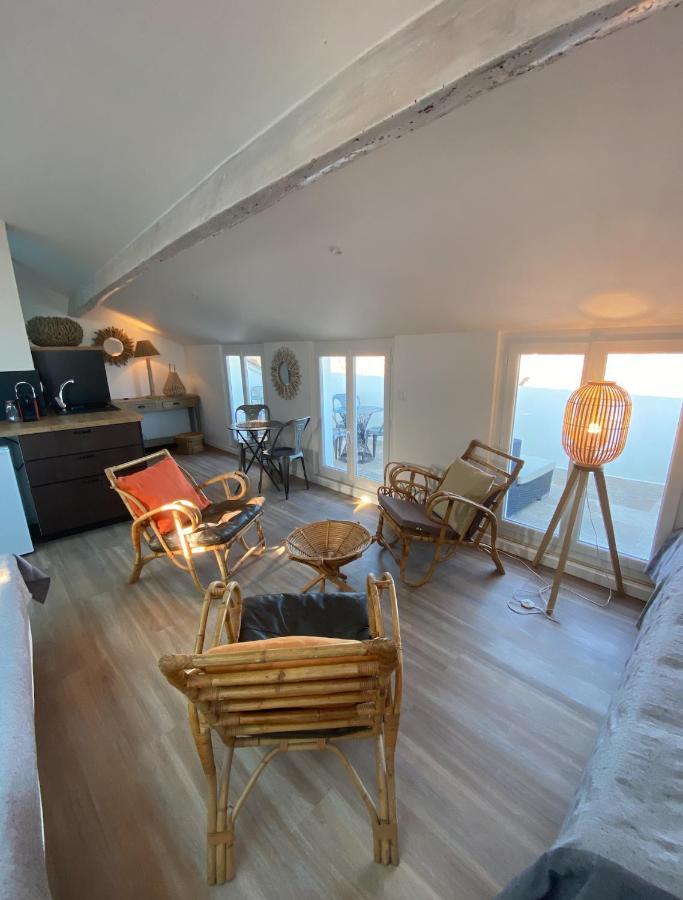 Les Nuits Etoilees, Studio Terrasse Apercu Mer, Tres Lumineux, Ac, 100M Du Port Sanary Luaran gambar